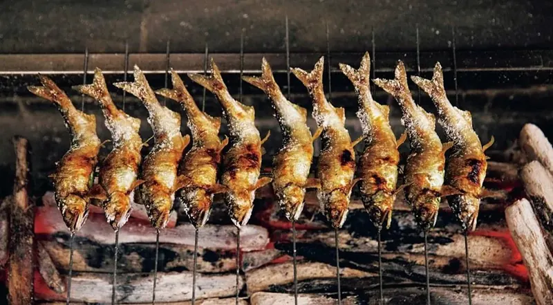 炭火で命ごと焼き上げる：京都・老舗料亭が誇る夏の鮎料理