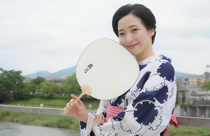 白地浴衣で憧れの納涼床へ！遊び心を添えた夏の装い 蘭乃はなの着物旅【京都編】